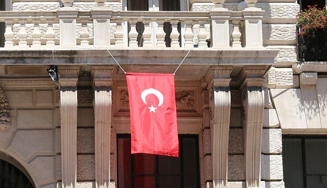 NAKON BOMBAŠKOG NAPADA: Na riječkom Korzu gradske vlasti izvjesile tursku zastavu 