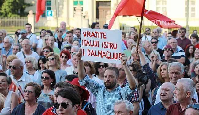 NACIONALNA UGROZA: Zbog transparenta „Vratite Italiji Istru i Dalmaciju“ prijavljen za veleizdaju