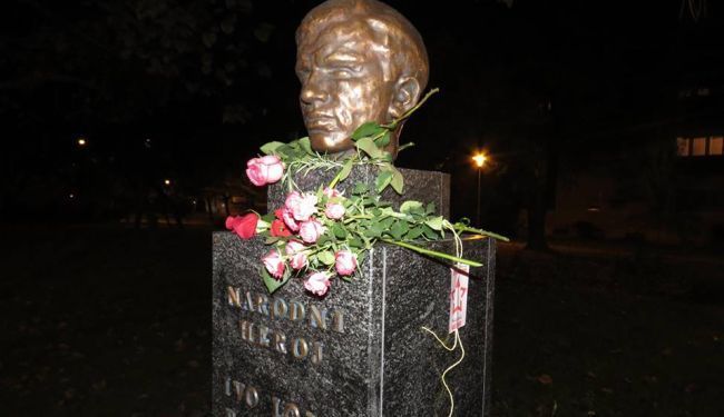 PROTUAKCIJA U ZAGREBU: Građani ostavljaju cvijeće na antifašističkim spomenicima