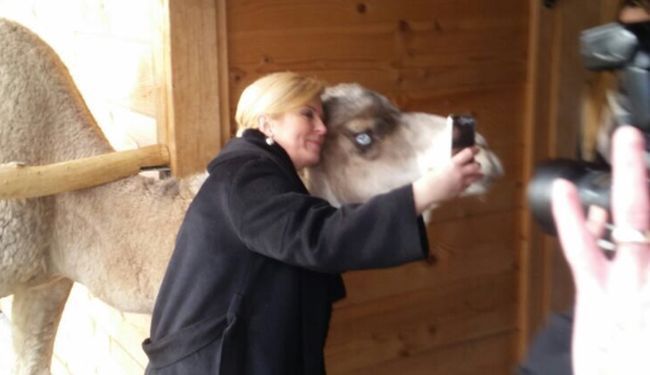 FOTO DANA: Predsjednica Kolinda Grabar Kitarović opalila selfie s devom