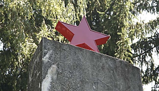 REVIZIONISTIČKA ALKEMIJA: Svođenje crvene zvijezde i kukastog križa na istu razinu