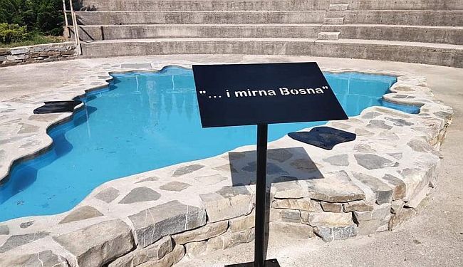 „I MIRNA BOSNA“: Nakon brojnih pritisaka uklonjene skulpture trojice koja pišaju po Bosni i Hercegovini
