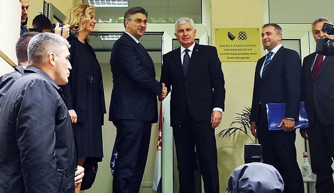 MINISTAR BOŽINOVIĆ NE GOVORI ISTINU: Premijer Plenković se rukovao za vrijeme epidemije, i to ne samo jednom