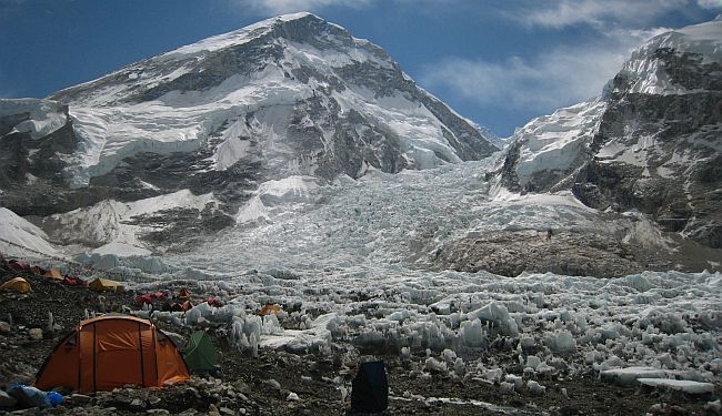 OPASNOSTI KOMERCIJALNOG ALPINIZMA: COVID-19 ušao i u pretrpani bazni logor podno Mt. Everesta