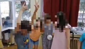 VIJESTI IZ NESVIJESTI: Desetogodišnjaci se u školi vesele i plešu uz pjesmu „Ne volim te Alija, zato što si balija“