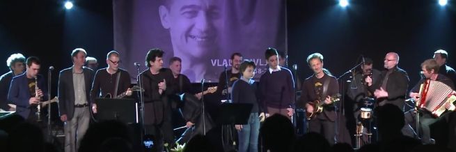 DIRLJIVI OPROŠTAJ (VIDEO): Bajaga i hrpa muzičara otpjevali "Rusiju", pridružili im se i Divljanovi sinovi