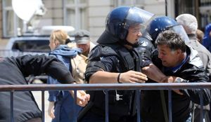 POLICAJCI OGORČENI: Nismo milicajci, prestanite nas uvlačiti u politički sukob