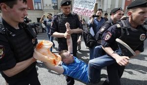 NOVE ŽRTVE PUTINOVIH BATINAŠA: Policija i homofobi rasturili gay paradu u Moskvi 