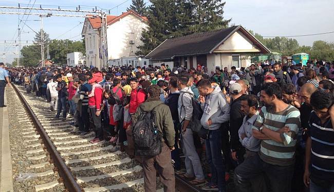 LUPIGA U TOVARNIKU: Više od 4.000 ljudi čeka prijevoz, iz Zagreba krenuli pješke prema Sloveniji