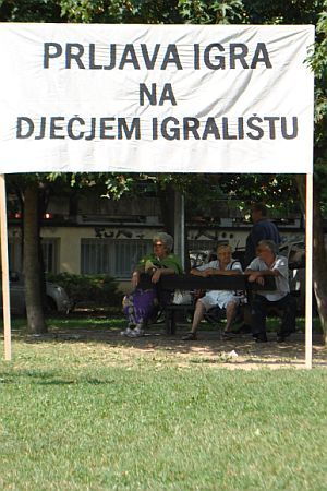 KAD GRAĐANI KAŽU – „NE DAMO“ (FOTO): Protiv prljave igre na dječjem igralištu
