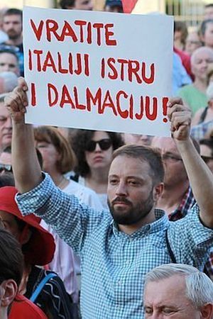 NACIONALNA UGROZA: Zbog transparenta „Vratite Italiji Istru i Dalmaciju“ prijavljen za veleizdaju