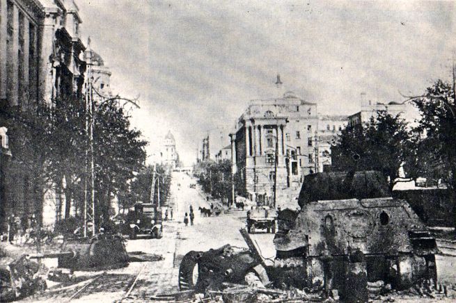 Boji__te_u_ulici_Kneza_Milosa_1944.jpg