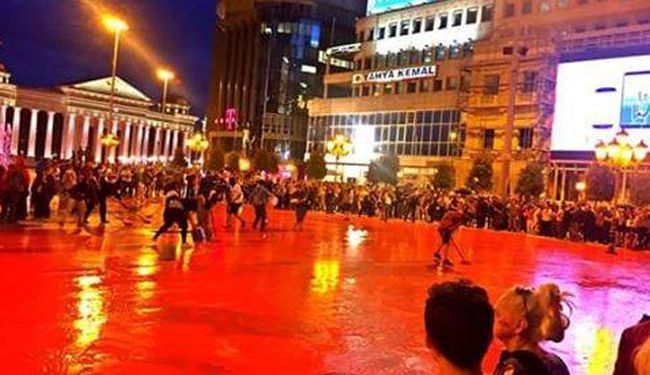 PODSJETNIK NA PROLIVENU KRV: Zacrvenio se glavni trg u Skoplju