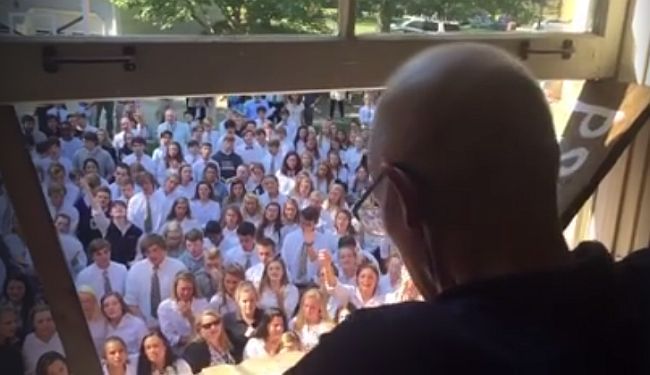 SVI KAO JEDNO: Cijela škola pjevala pod prozorom učitelja koji ima rak