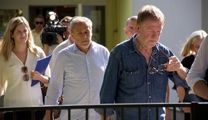 UZ SALVE ZVIŽDUKA: Bandić okrenuo leđa građanima čije bi želje trebao ispunjavati
