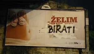 ŽELIM BIRATI I ŽIVJETI U SEKULARNOJ DRŽAVI: Mala noćna akcija preuređivanja anti-choice plakata