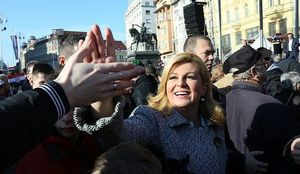 UMJESTO SANIRANJA ŠTETE: Kolinda Grabar-Kitarović tone sve dublje