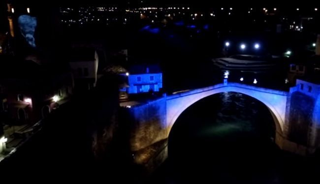 DIRLJIV RASTANAK NA STAROM MOSTU: Uz Šantićevu „Eminu“ Mostar se oprostio od Predraga Matvejevića (VIDEO)