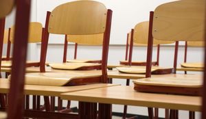 MOLIM, BEZ PROFITIRANJA: Školske uniforme nisu stupići uz cestu, nadstrešnice ili javni zahodi