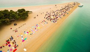 ZAUZETO: Građani ručnicima za plažu poslali poruku sa Zlatnog rata