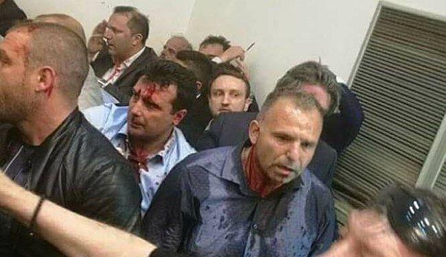 KRVAVI UDAR U MAKEDONIJI (VIDEO): Policija pustila huligane u parlament da brutalno pretuku oporbu