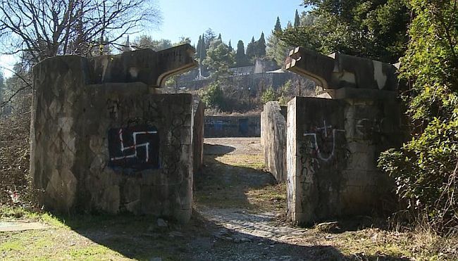 MOSTARSKO DIVLJAŠTVO: Napadali ljude na Partizanskom groblju. Izaslanstvu oteli cvijeće, studentima prijetili 