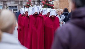 SLUŠKINJE USTAJU: Poziv na otpor onima koji bi vas odveli u „Sluškinjinu priču“