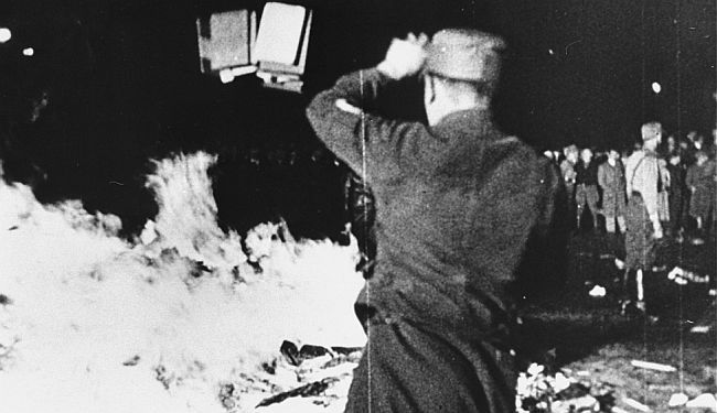REPORTAŽA SA SUZAMA U OČIMA: Povijesni plamen nepoćudnih knjiga 1933. u Berlinu