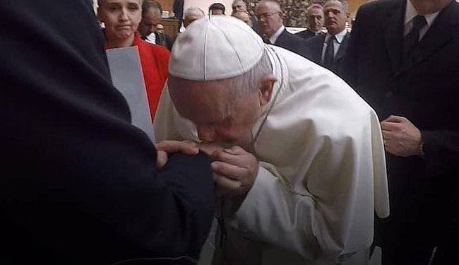 DIRLJIVA GESTA PAPE FRANJE: Sveti otac poljubio ruku žrtvi svećeničke pedofilije
