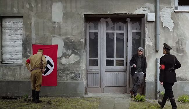 NJEMAČKA SATIRA: Slave Hitlera, nose svastike i uniforme SS-a; dakle - nisu nacisti 