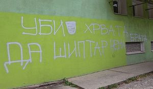 REAKCIJA NA „UBIJ HRVATA DA ŠIPTAR NEMA BRATA“: SDSS i SNV osudili grafit u Novom Sadu