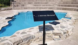 „I MIRNA BOSNA“: Nakon brojnih pritisaka uklonjene skulpture trojice koja pišaju po Bosni i Hercegovini