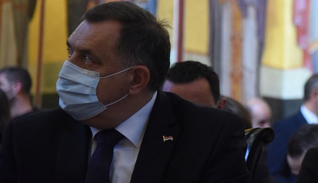 POMAKNUTA LIRIKA: Lupiga donosi najluđe pjesme iz zbirke poezije posvećene Miloradu Dodiku