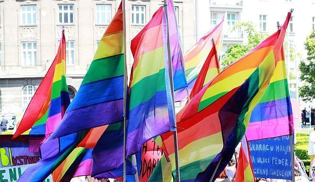 U ZNAK PROTESTA PROTIV ODLUKE VATIKANA: Brojne katoličke crkve izvjesile zastave duginih boja