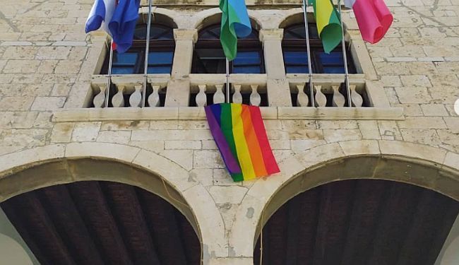 KORAK PO KORAK – PROCES: U Puli na Gradskoj vijećnici osvanula zastava duginih boja