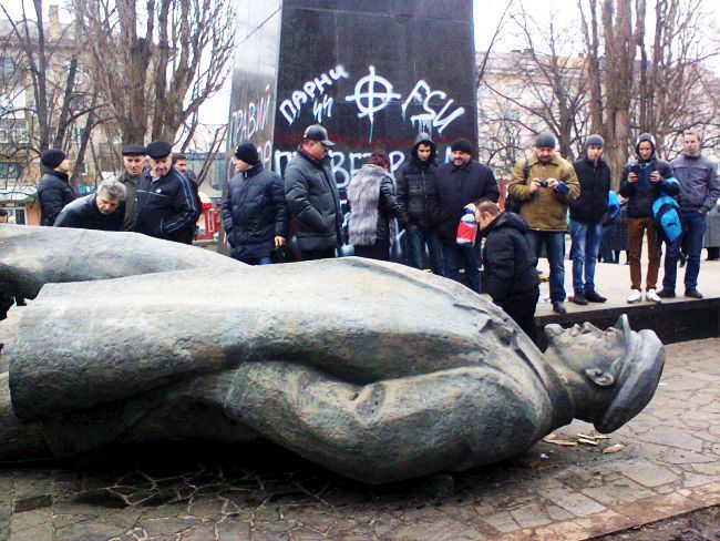 OKVIR ZA KATASTROFU (II. dio): Ukrajina između dvije revolucije, dekomunizacija i prva masovna grobnica