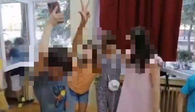 VIJESTI IZ NESVIJESTI: Desetogodišnjaci se u školi vesele i plešu uz pjesmu „Ne volim te Alija, zato što si balija“