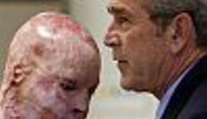 FOTO: Bush suosjećao s ljudima kojima je uništio živote