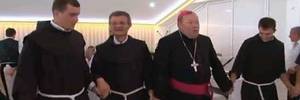 CRKVA I "ĆIRILIČNO" KOLO: Zašto je ljekovita pojava biskupa i fratara koji se hvataju u kolo?
