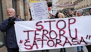 PROSVJED PROTIV "TERORA ŠATORAŠA" (FOTO): Građane opkoli, a s Klemmom se dogovori! 