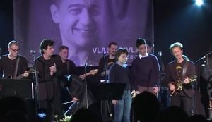 DIRLJIVI OPROŠTAJ (VIDEO): Bajaga i hrpa muzičara otpjevali "Rusiju", pridružili im se i Divljanovi sinovi