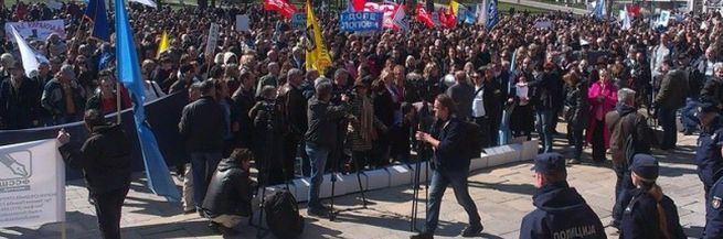 FRKA U SRBIJI (VIDEO): Ministar u laganom bijegu od prosvjednika!