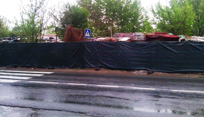 BEOGRADSKA SRAMOTA: Za potrebe Beogradskog maratona romska naselja sakrili crnom ogradom