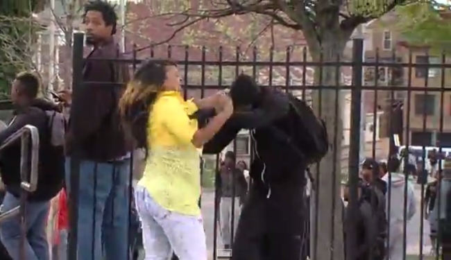 VIJEST DANA IZ BALTIMOREA (VIDEO): Maskiranog prosvjednika išamarala majka