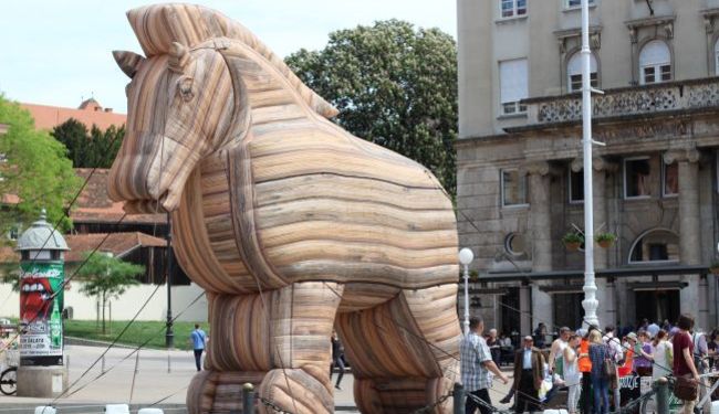 ZAUSTAVIMO TTIP: Na Trgu bana Jelačića osvanuo trojanski konj, u utrobi su korporacije