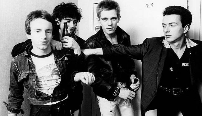 ZAPALITE KUĆU!: Zaokružena priča o legendarnoj punk grupi The Clash