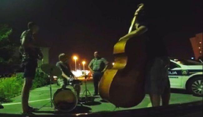 VIDEO: Policija rastjeruje koncert Levačića i njegovih džezera