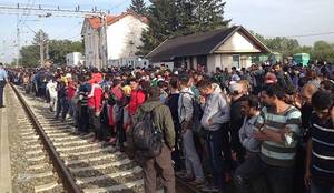 LUPIGA U TOVARNIKU: Više od 4.000 ljudi čeka prijevoz, iz Zagreba krenuli pješke prema Sloveniji