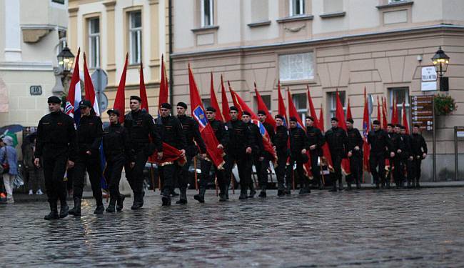 POLICIJA JE SKUP MORALA PREKINUTI: „Zgroženi smo postrojavanjem Slavonske sokolske garde pred Saborom“