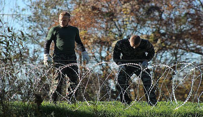 EKIPA LUPIGE NA ŽIČANOJ GRANICI: Slovenski vojnici dižu ogradu sa žiletima